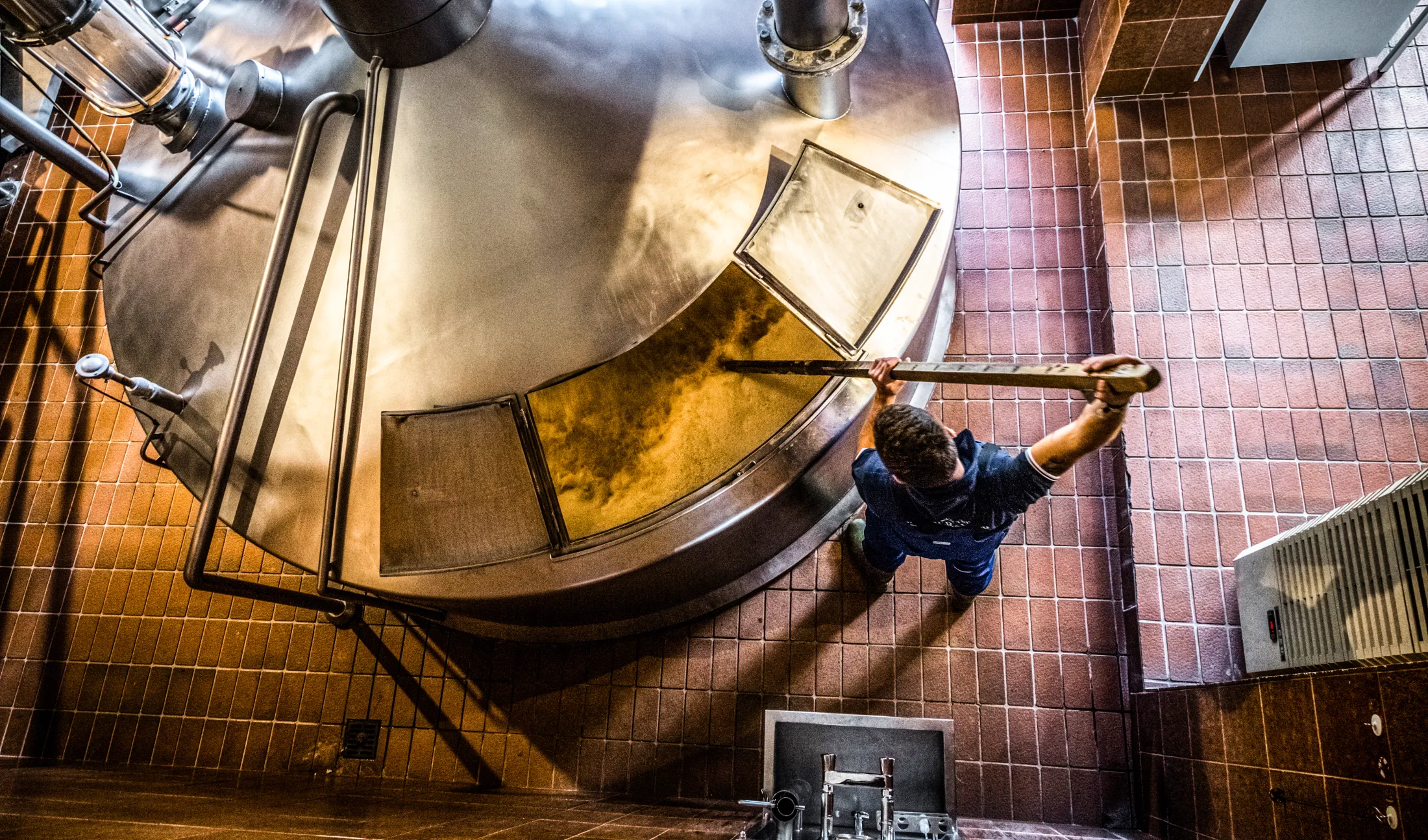 Blick in den Sudkessel im Sudhaus der Schlossbrauerei Maxlrain